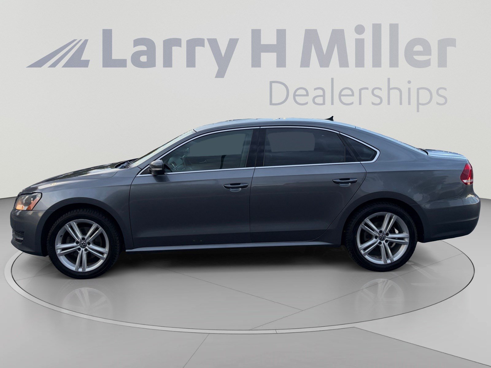 Used 2015 Volkswagen Passat TDI SE FWD image 2