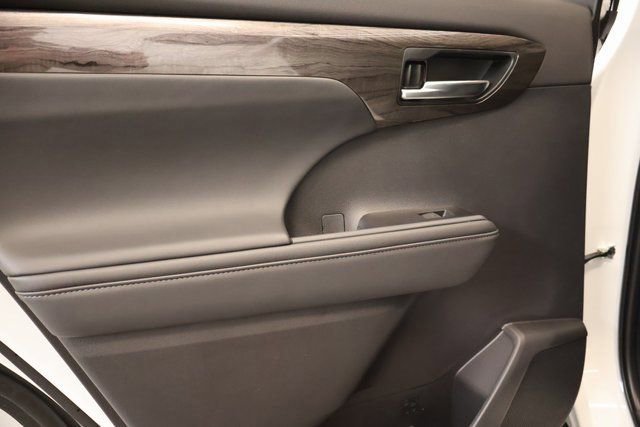 New 2026 Toyota Highlander Platinum image 30