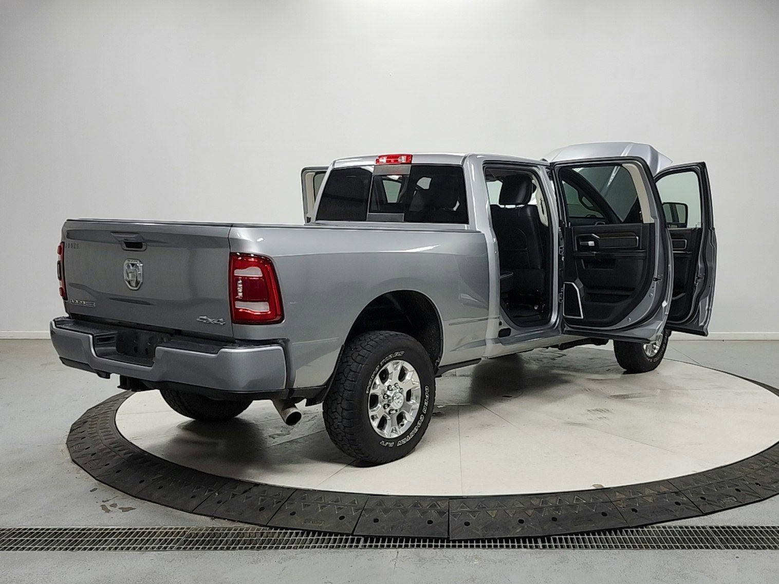 Used 2024 RAM 2500 Laramie AWD/4WD image 15