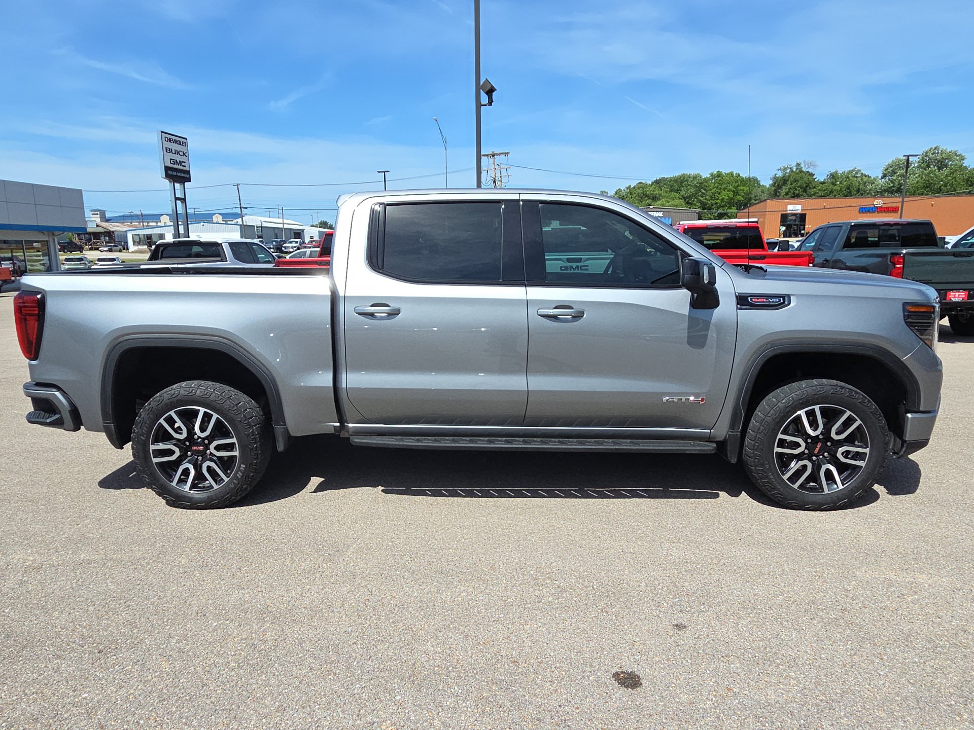 Used 2024 GMC Sierra 1500 AT4 w/ Technology Package AWD/4WD image 11