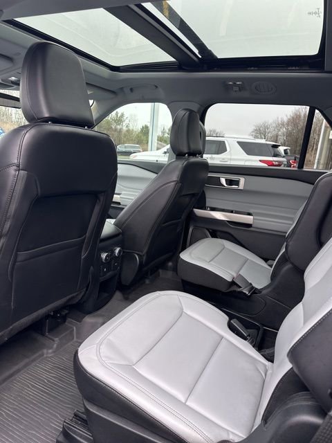 Used 2021 Ford Explorer XLT w/ XLT Sport Appearance Package image 12