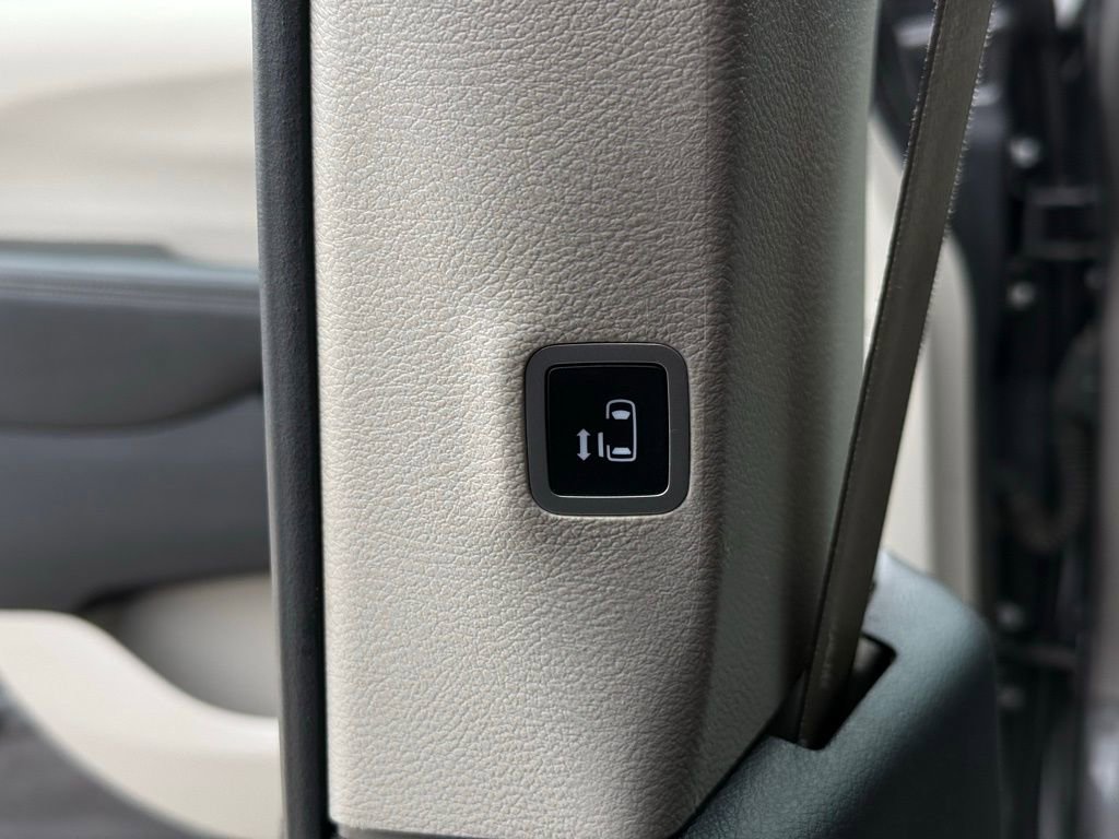 Used 2020 Chrysler Voyager Lxi image 35