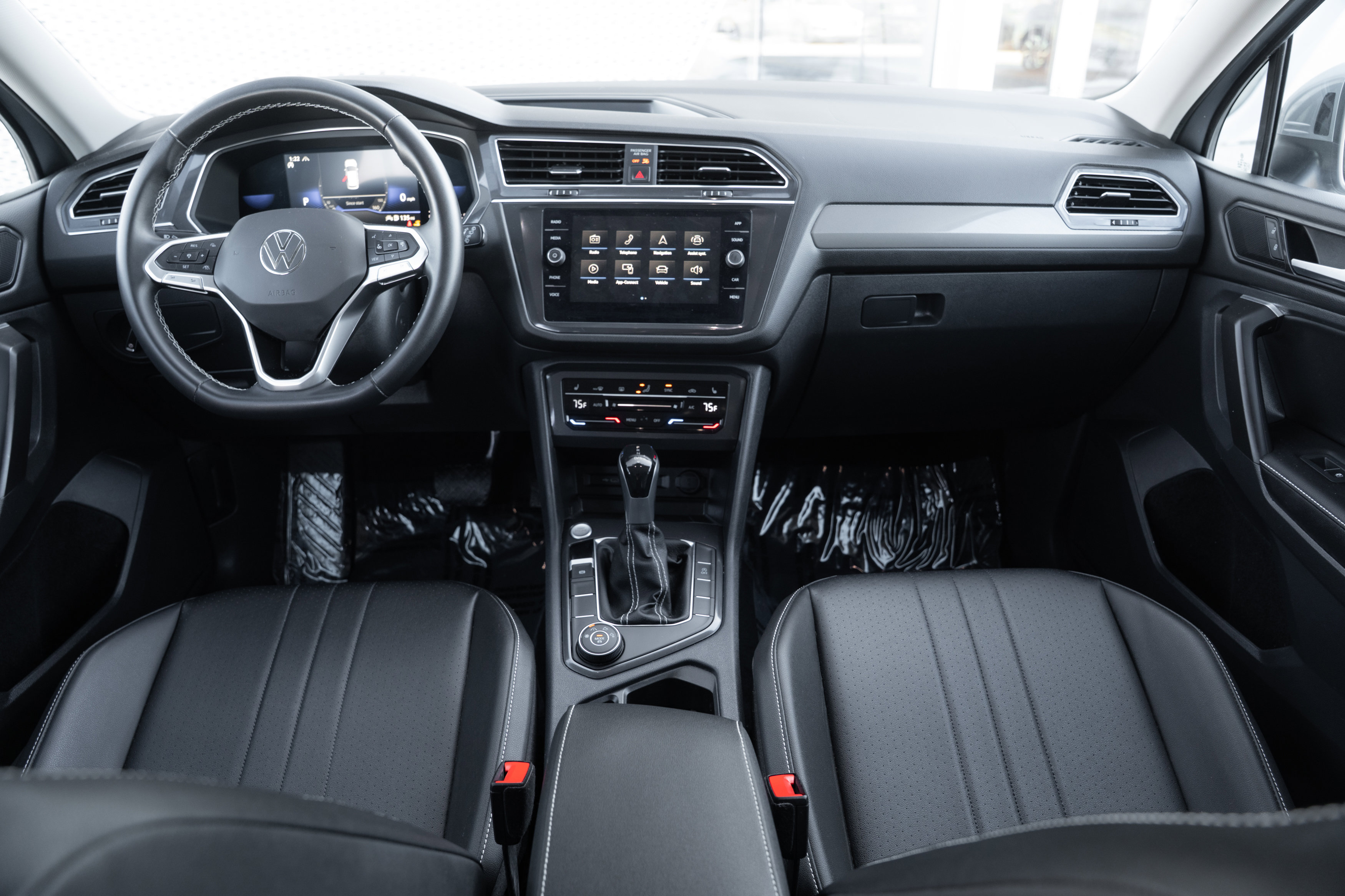 Used 2023 Volkswagen Tiguan SE image 8