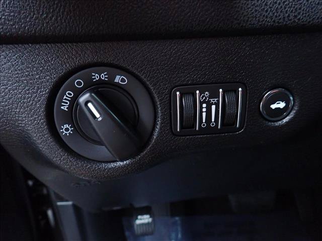 Used 2019 Dodge Charger SXT RWD image 12