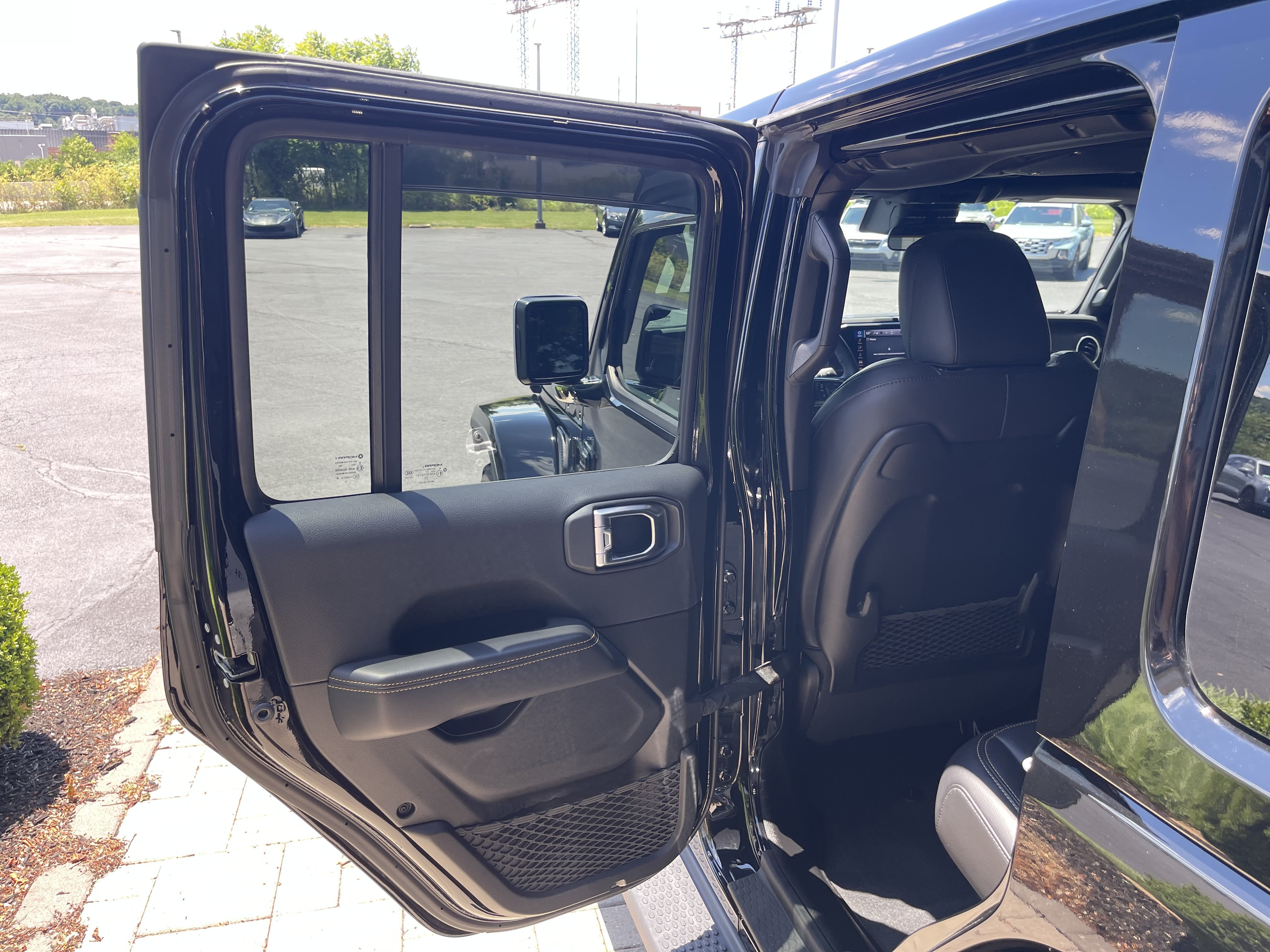 Used 2024 Jeep Wrangler Unlimited Sahara AWD/4WD image 16