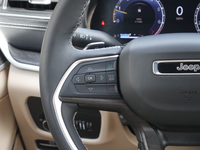 Used 2025 Jeep Grand Cherokee Limited w/ Luxury Tech Group II AWD/4WD image 17