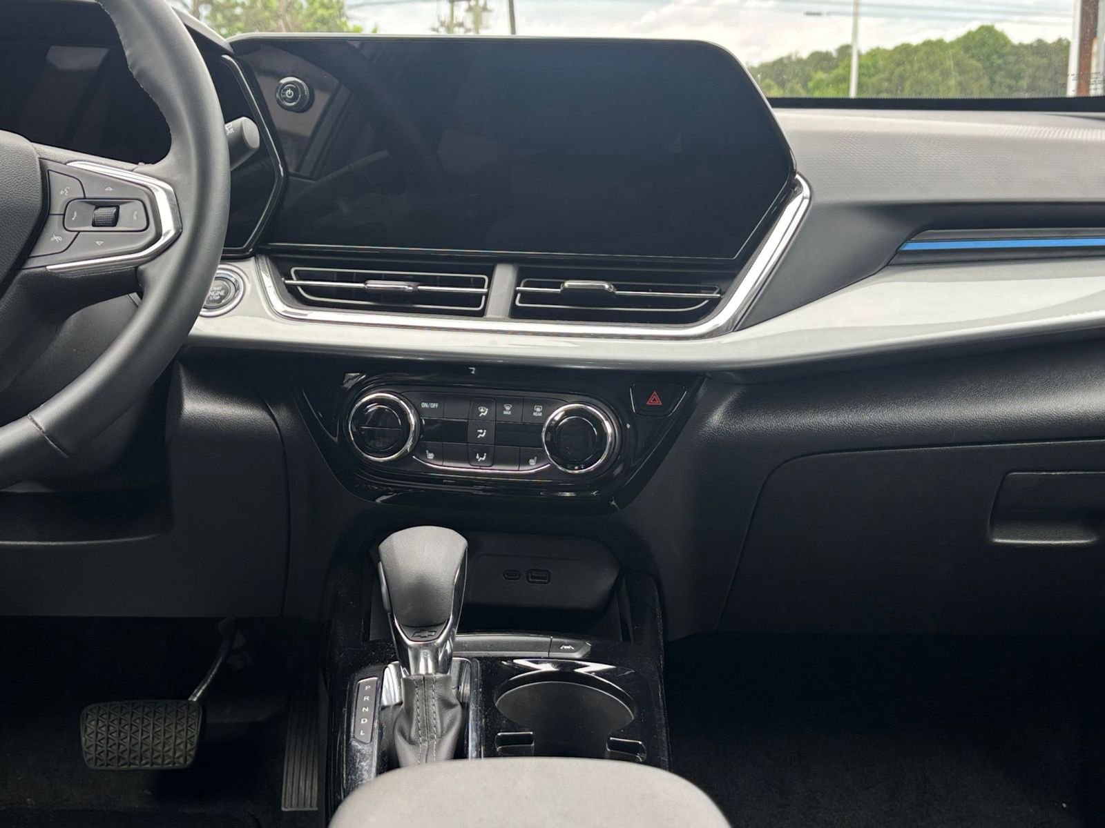 Used 2025 Chevrolet Trax LT w/ LT Convenience Package FWD image 17