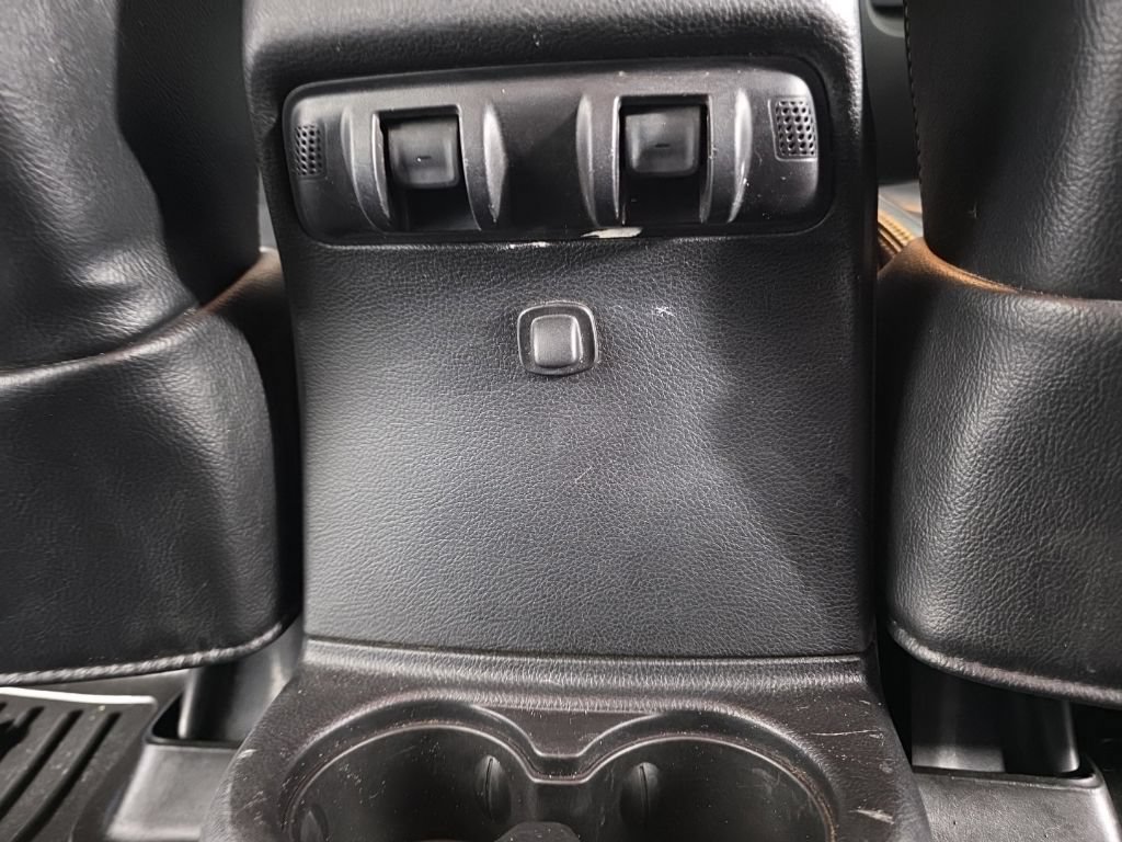 Used 2015 Jeep Wrangler Unlimited Sahara w/ Connectivity Group AWD/4WD image 31