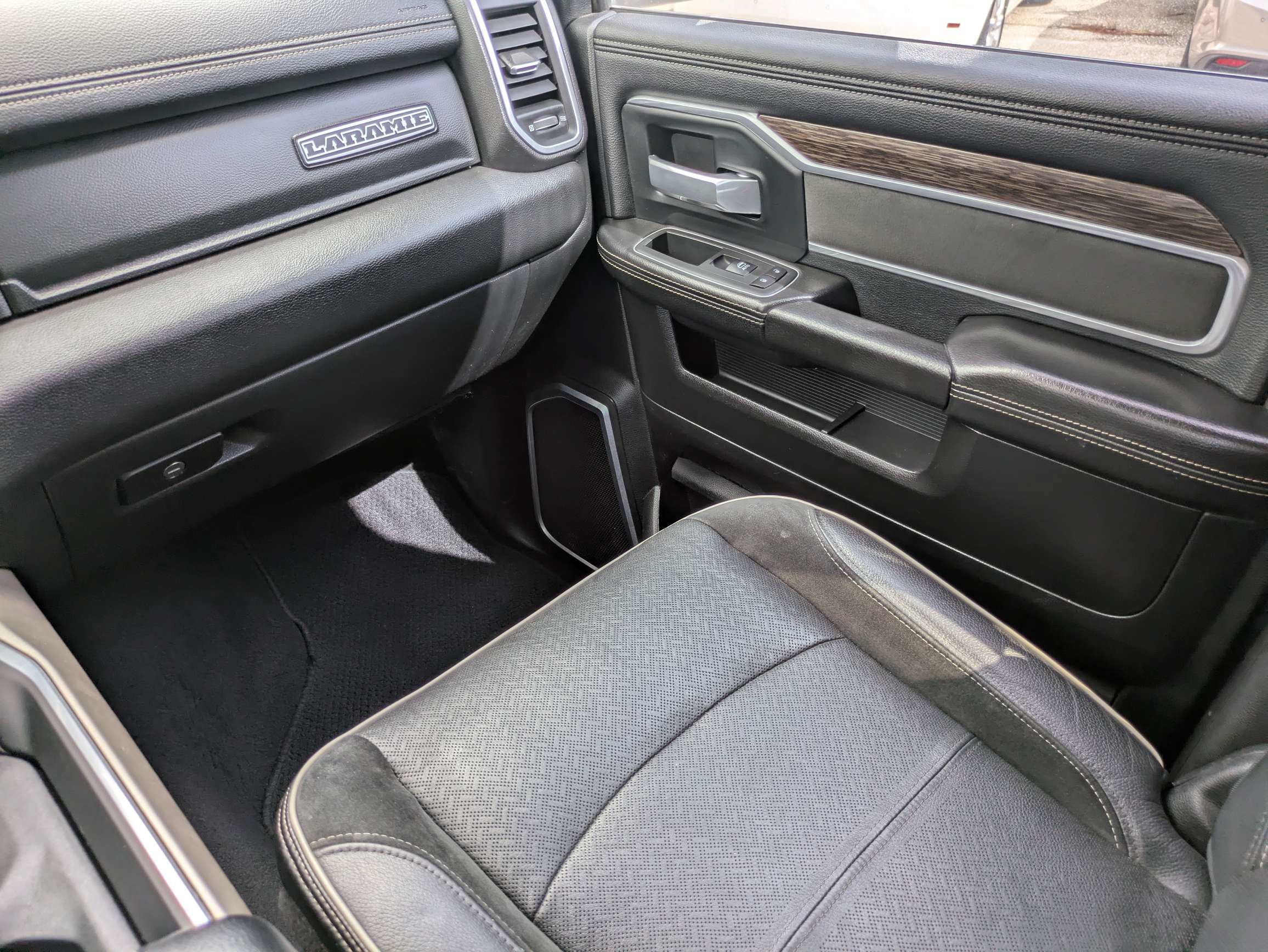Used 2020 RAM 2500 Laramie w/ Chrome Appearance Group AWD/4WD image 9