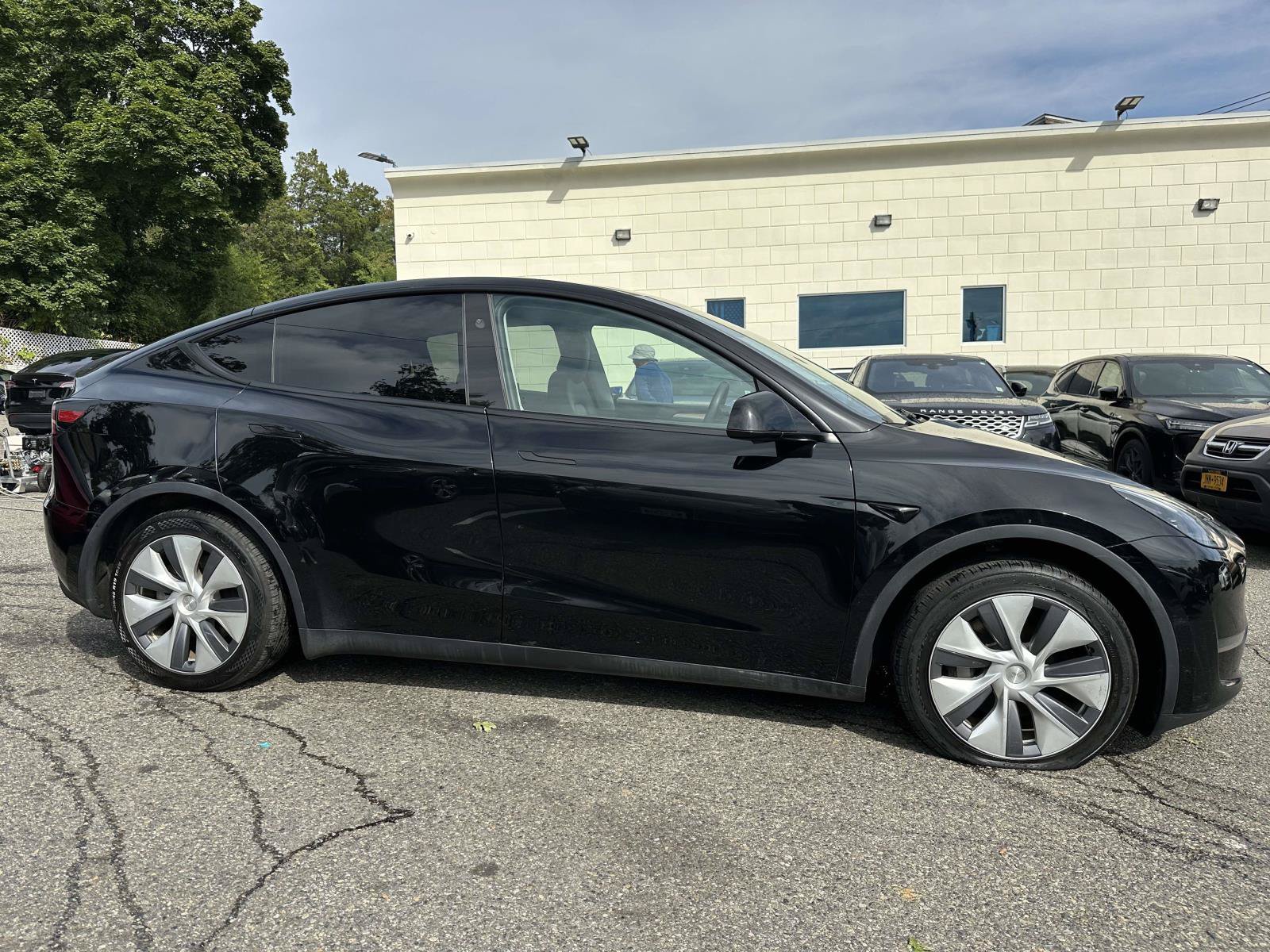 Used 2023 Tesla Model Y Long Range AWD/4WD image 2