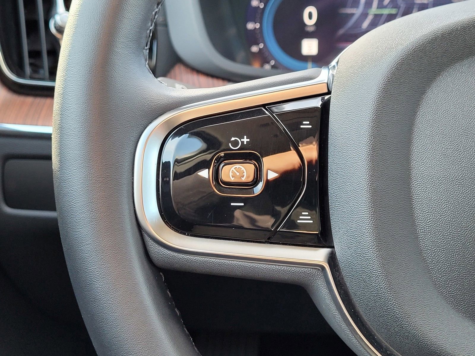 Certified 2024 Volvo XC60 T8 Ultimate w/ Protection Package Premier image 19