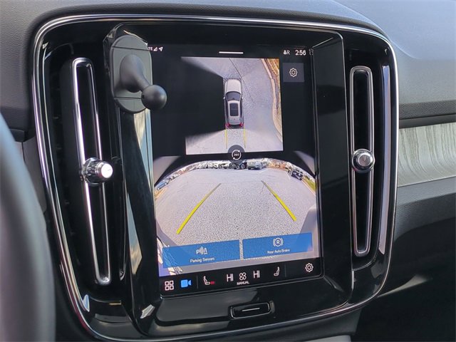 Used 2025 Volvo XC40 B5 Plus image 12