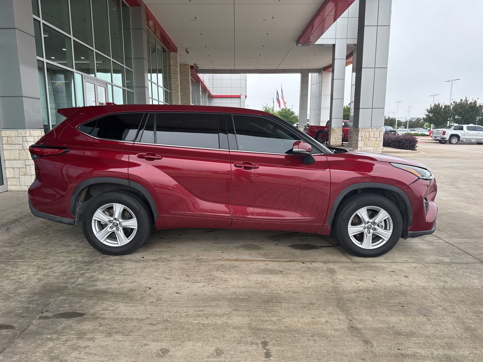 Used 2021 Toyota Highlander LE FWD image 8