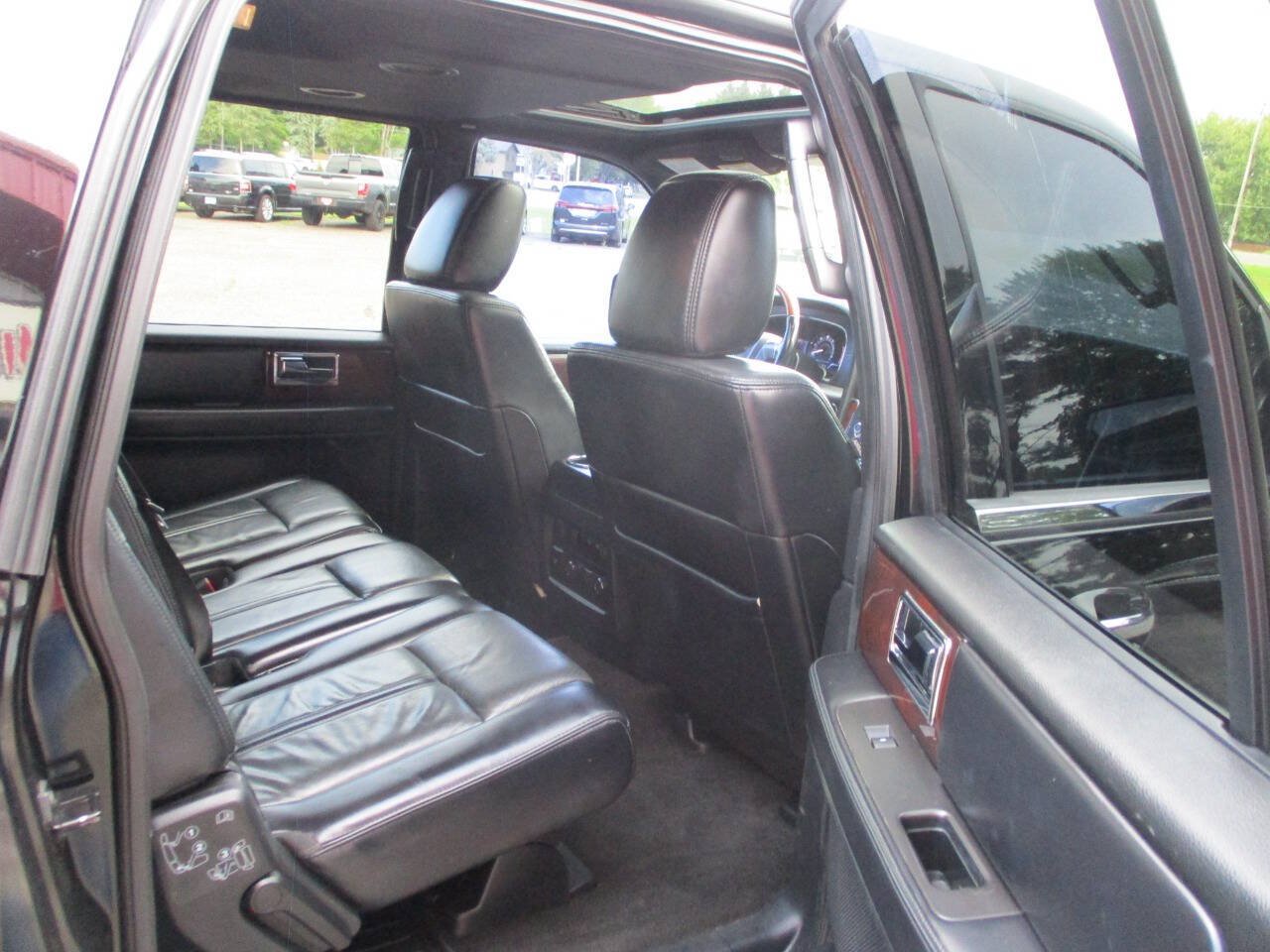 Used 2017 Lincoln Navigator L Select AWD/4WD image 30