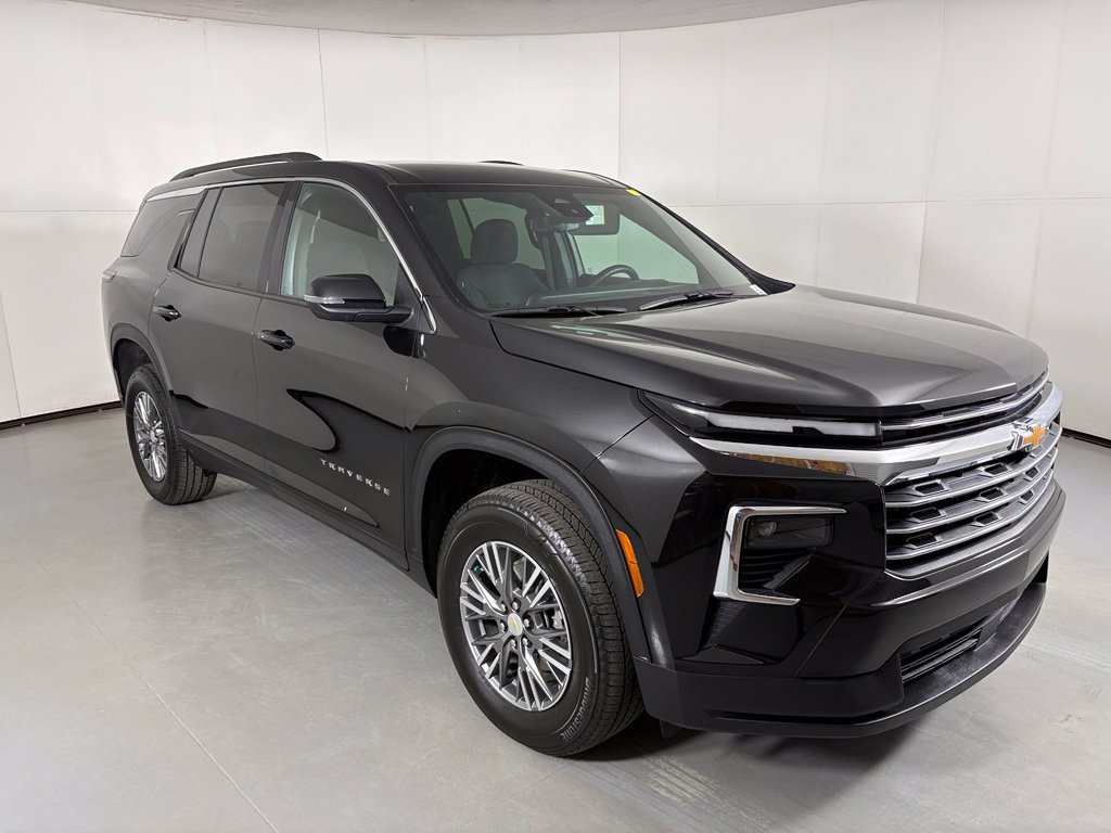 Used 2026 Chevrolet Traverse LT FWD image 2