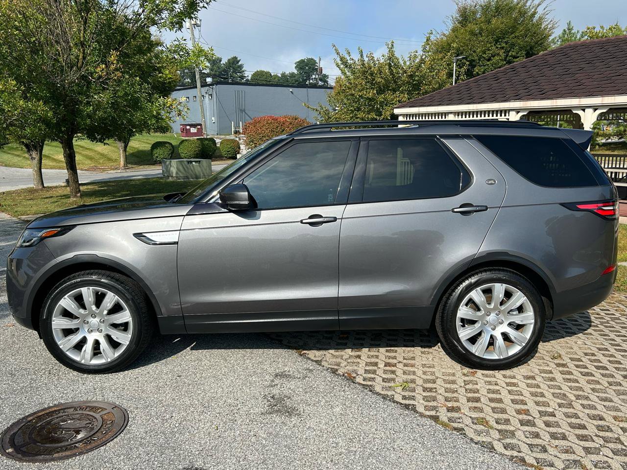 Used 2017 Land Rover Discovery HSE AWD/4WD image 2