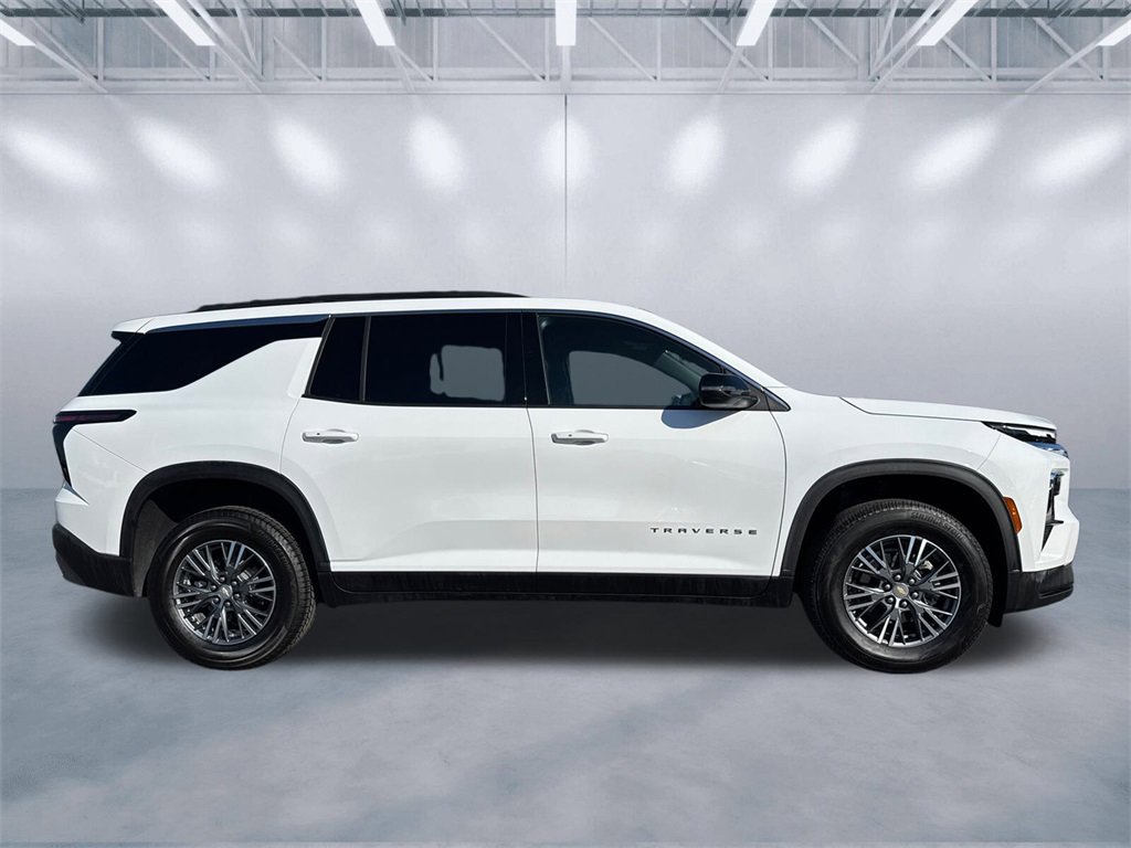 Used 2025 Chevrolet Traverse LT image 3