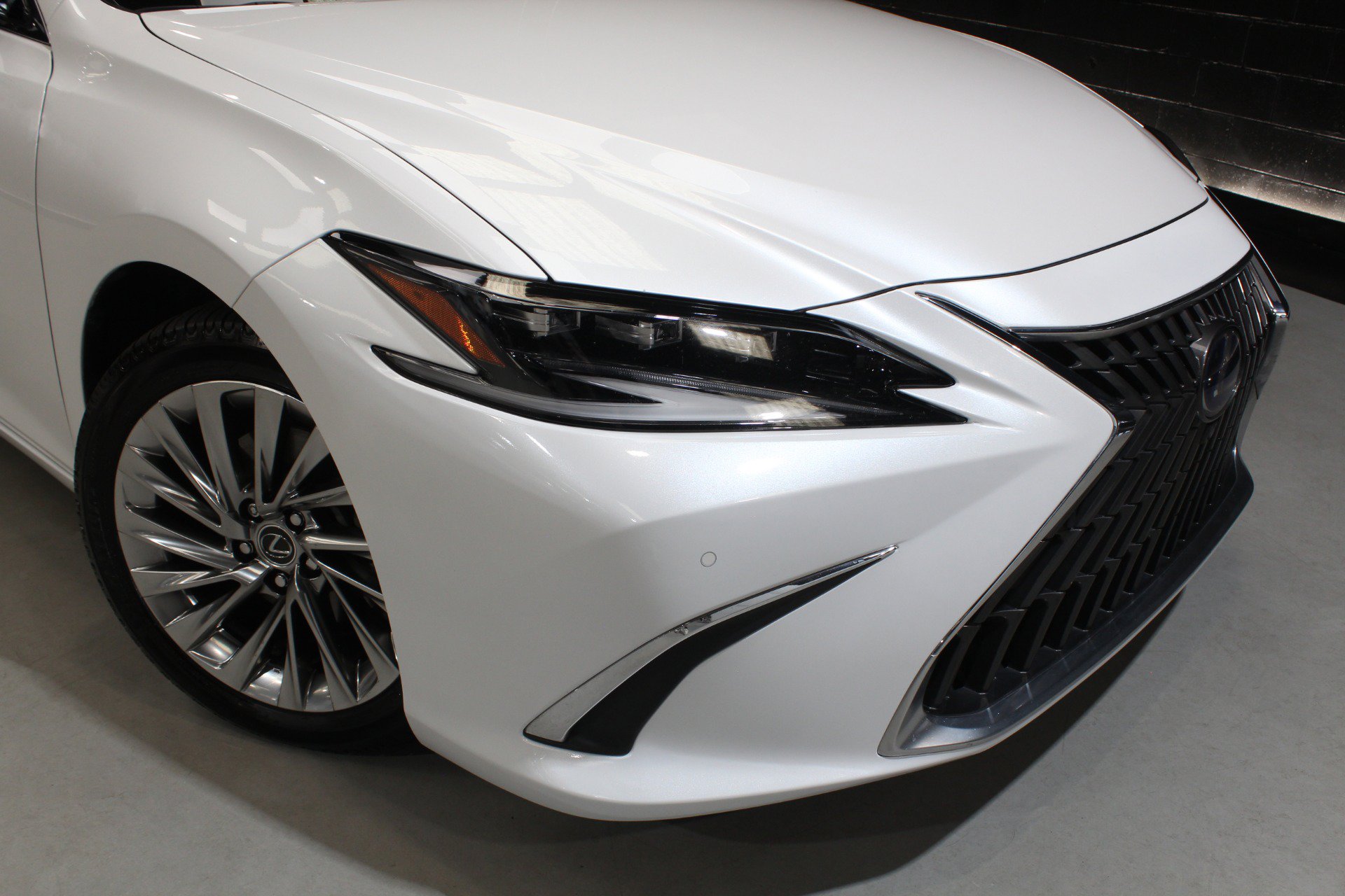 Used 2022 Lexus ES 300h Ultra Luxury w/ Accessory Package 2 FWD image 9