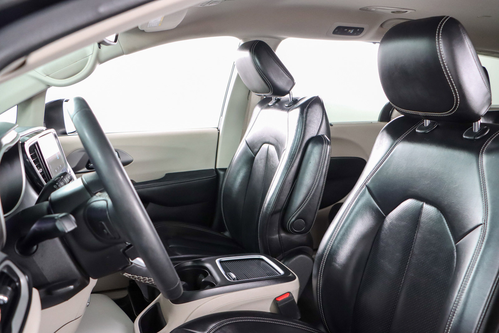 Used 2023 Chrysler Pacifica Touring-L image 23