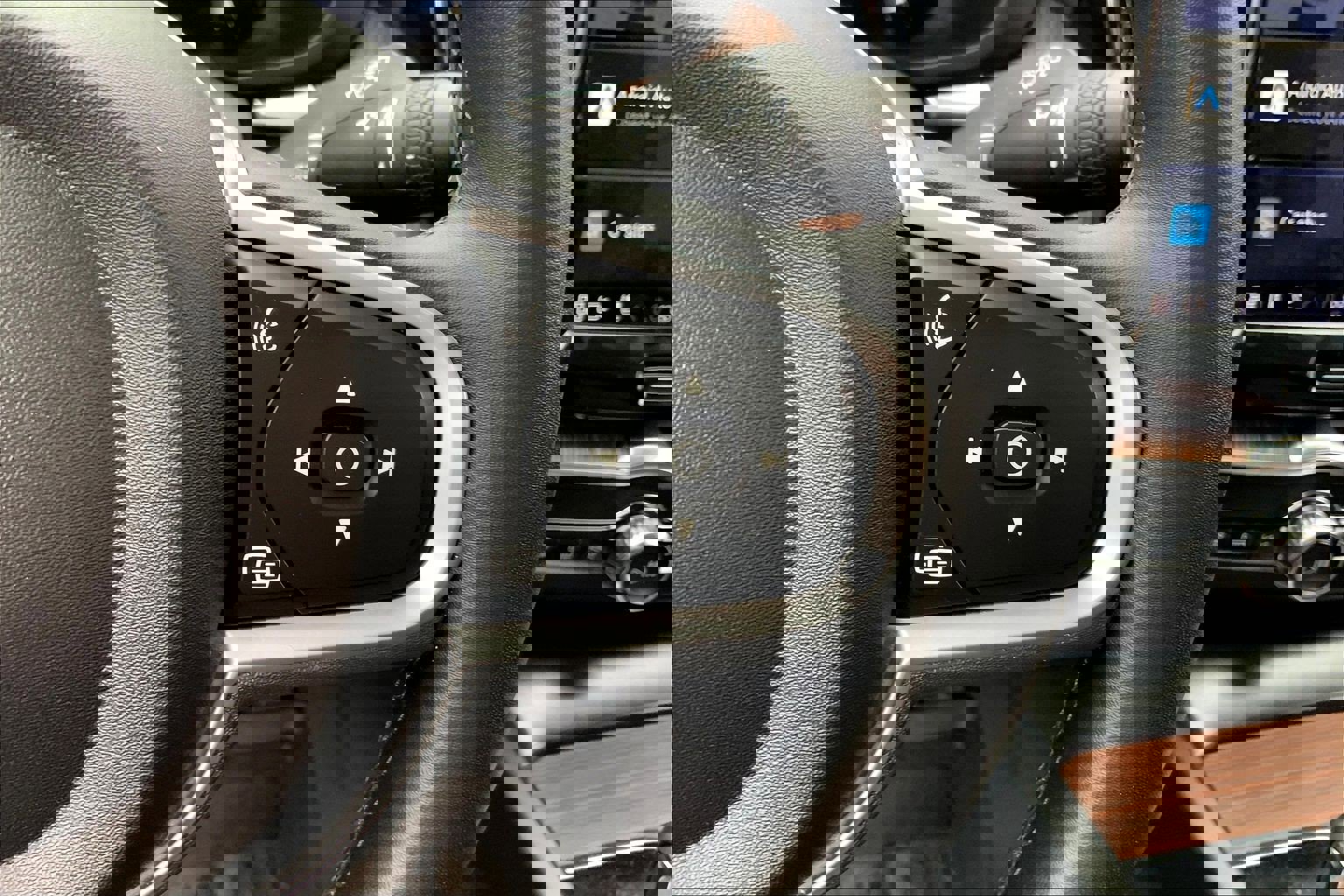 Used 2022 Volvo XC60 B5 Momentum w/ Climate Package image 21