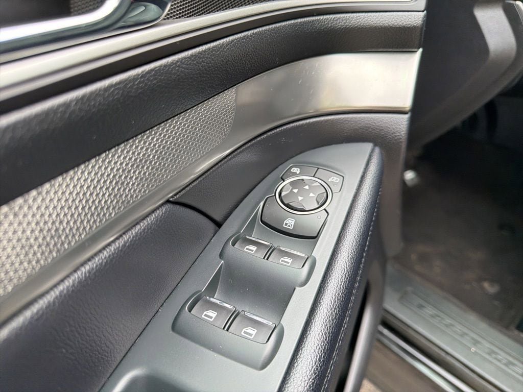 Used 2018 Ford Explorer XLT w/ Equipment Group 202A AWD/4WD image 12