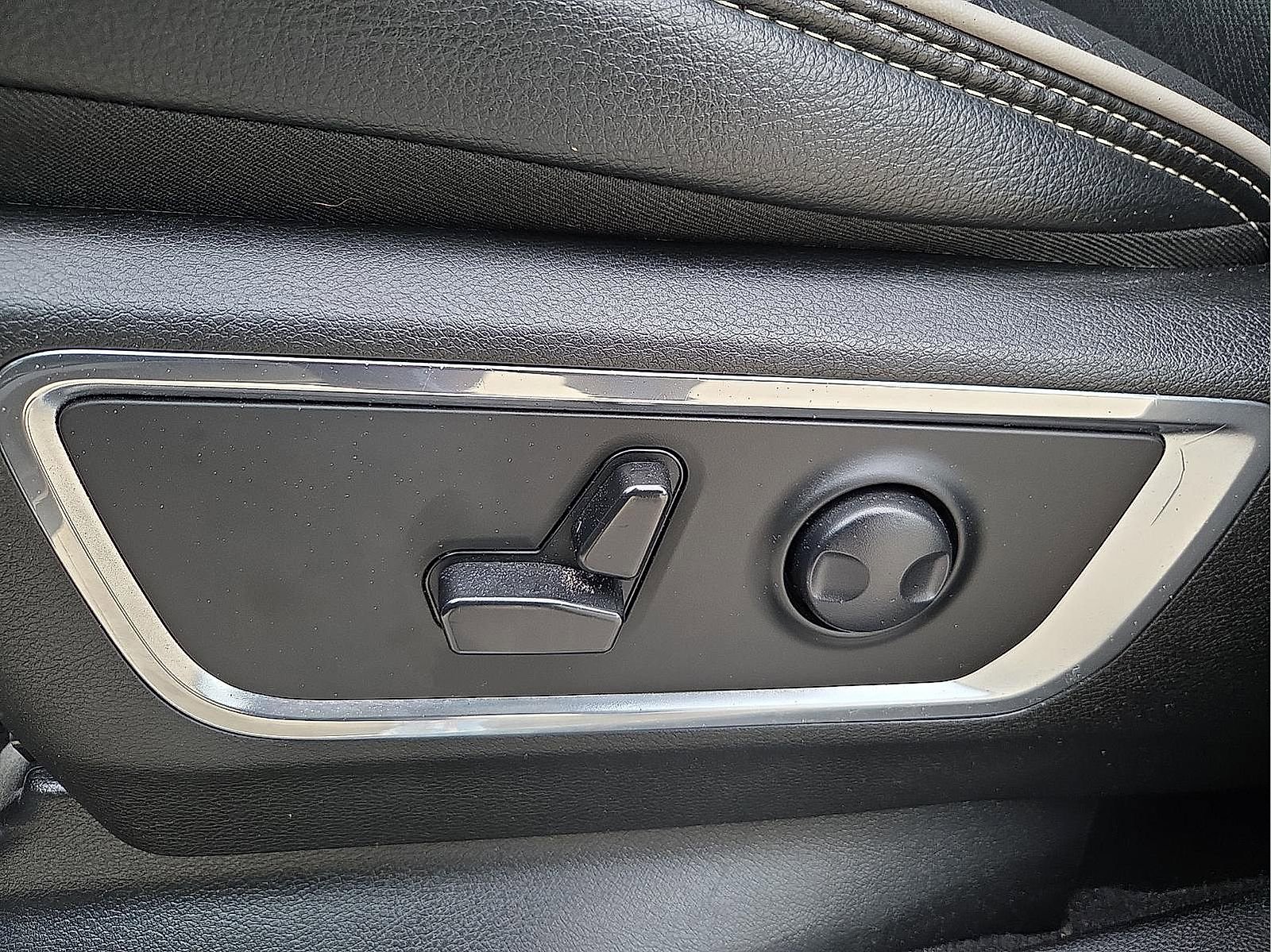 Used 2025 RAM 1500 Laramie AWD/4WD image 15