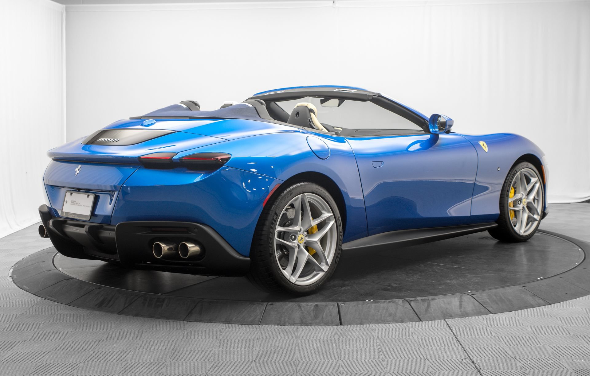 Used 2026 Ferrari Roma Spider RWD image 7