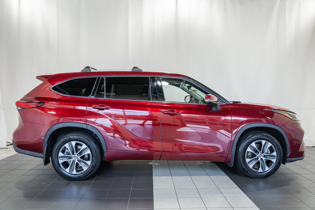 Used 2022 Toyota Highlander XLE AWD/4WD image 3