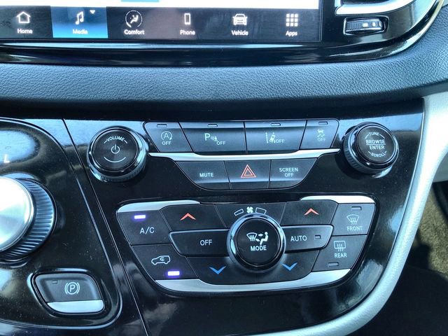 Used 2024 Chrysler Pacifica Touring-L image 18