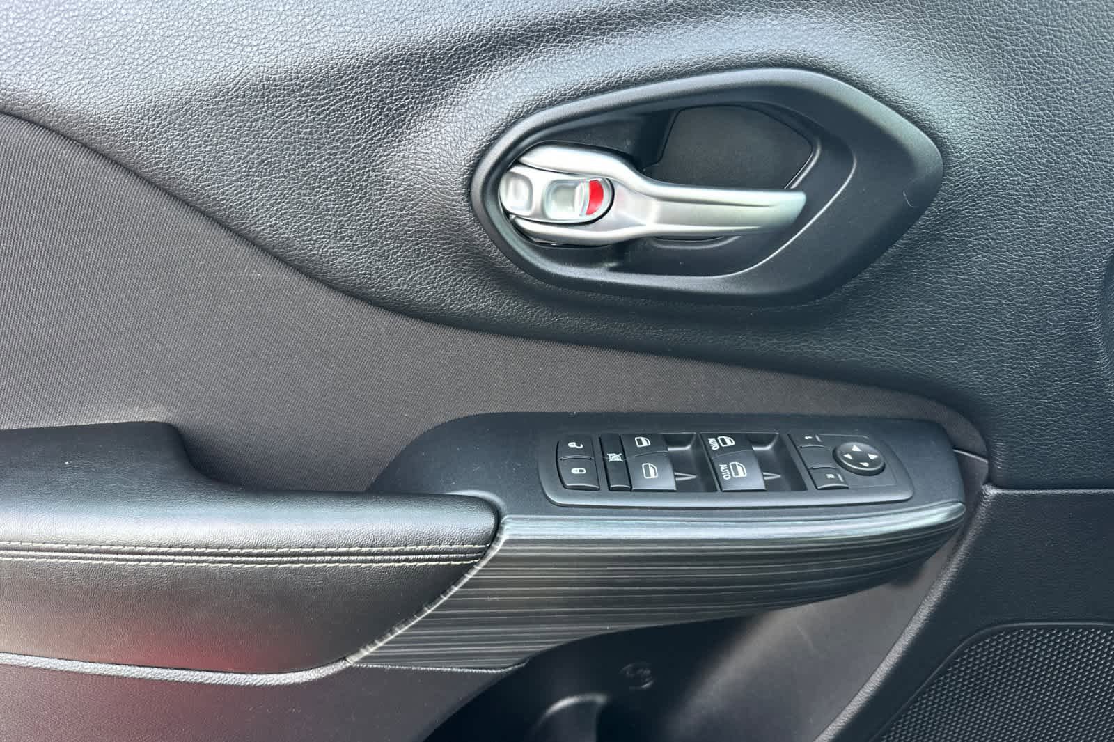 Used 2016 Jeep Cherokee Latitude image 12