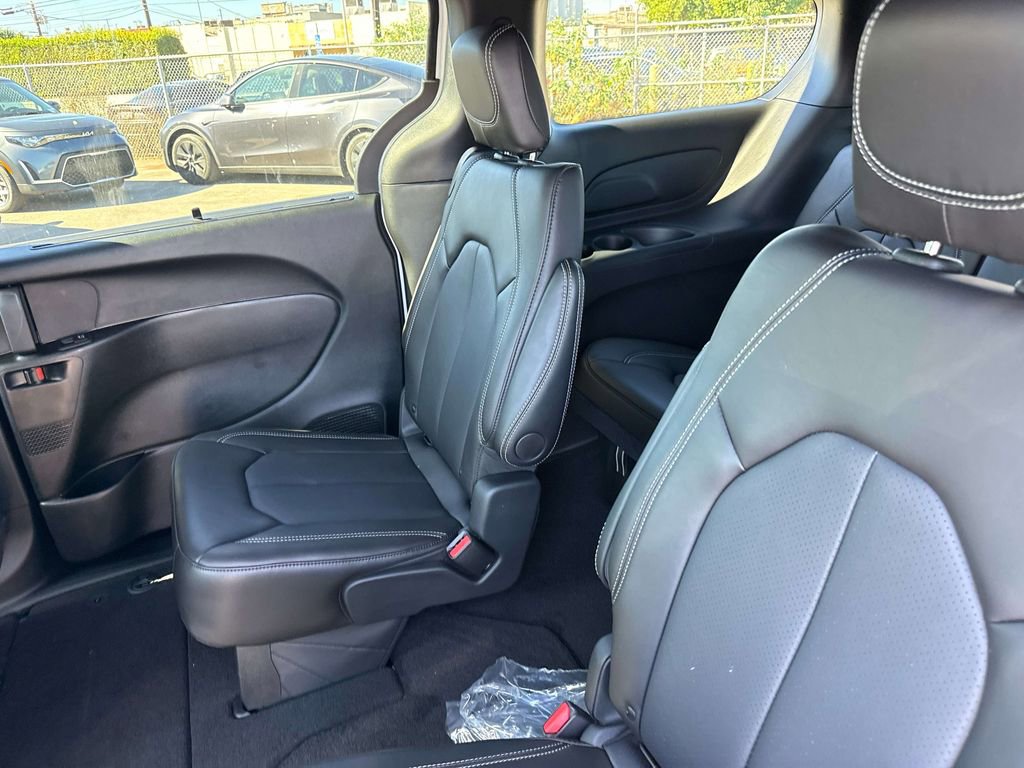 New 2026 Chrysler Pacifica Select image 8