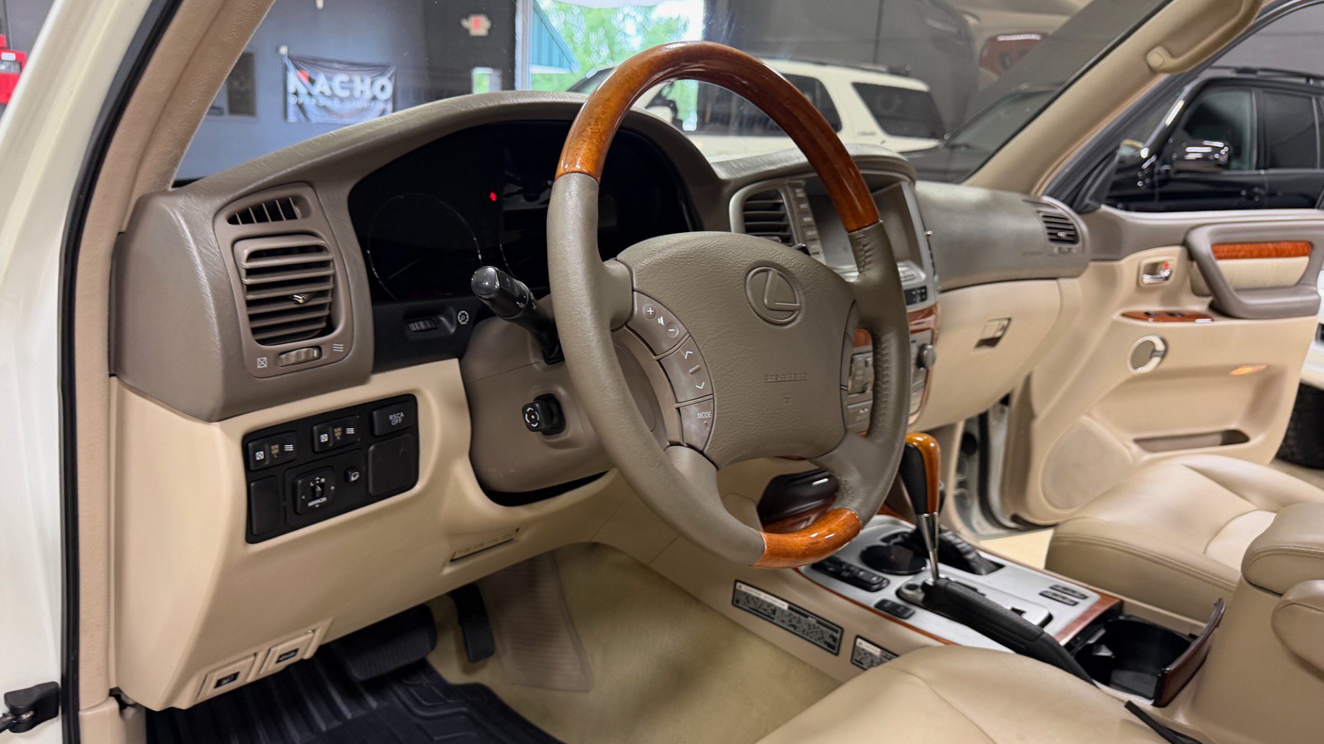 Used 2003 Lexus LX 470 4WD image 18