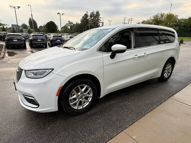 Used 2023 Chrysler Pacifica Touring-L FWD image 3