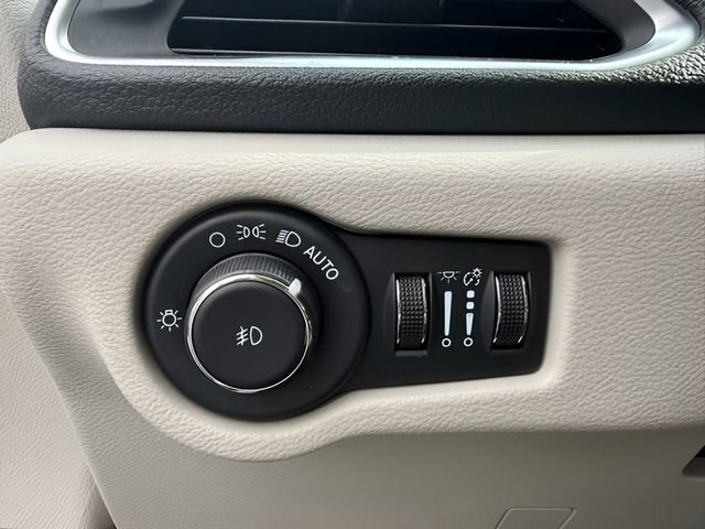 Used 2023 Chrysler Pacifica Limited FWD image 34