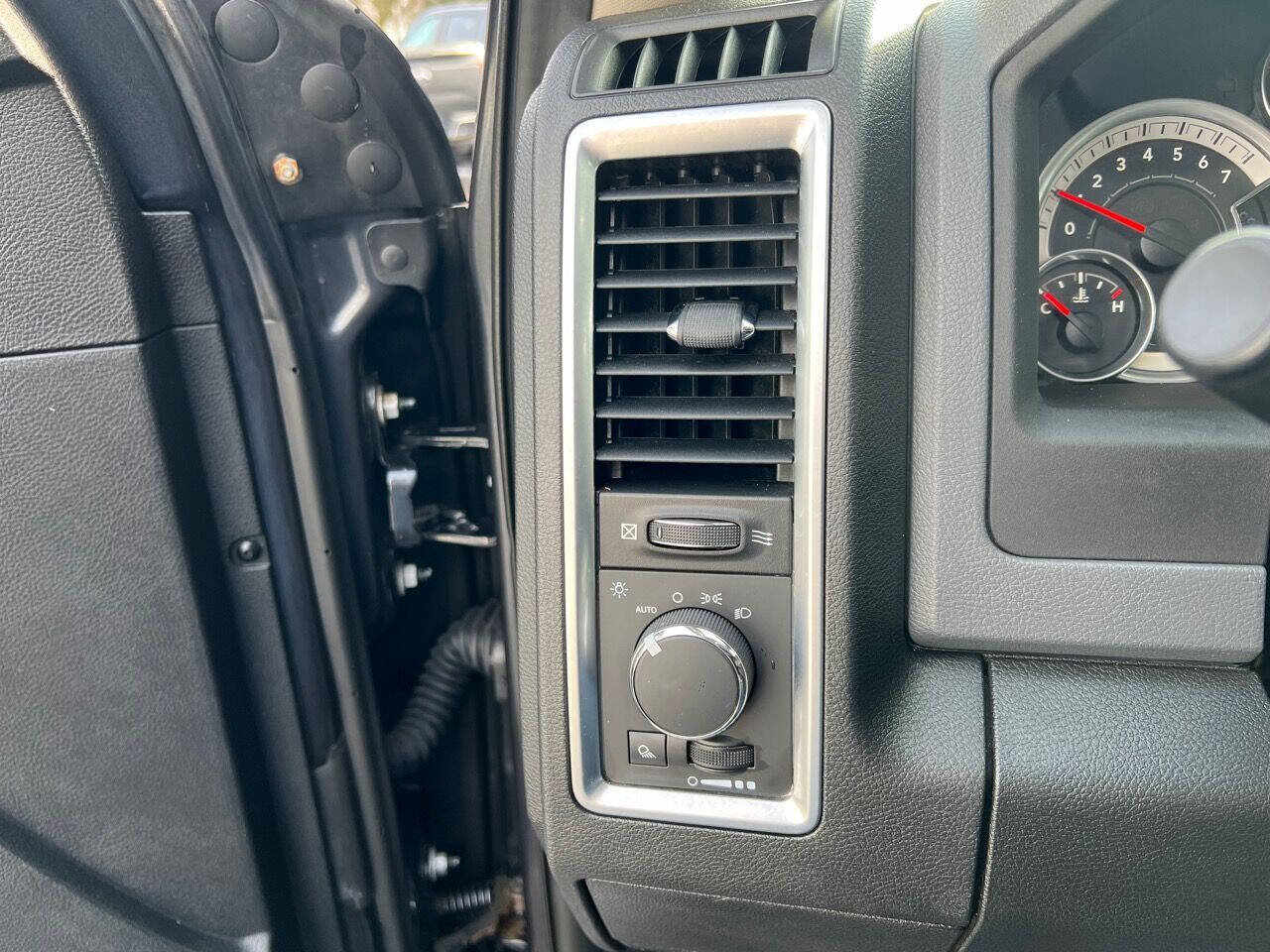 Used 2015 RAM 2500 SLT w/ Luxury Group image 14