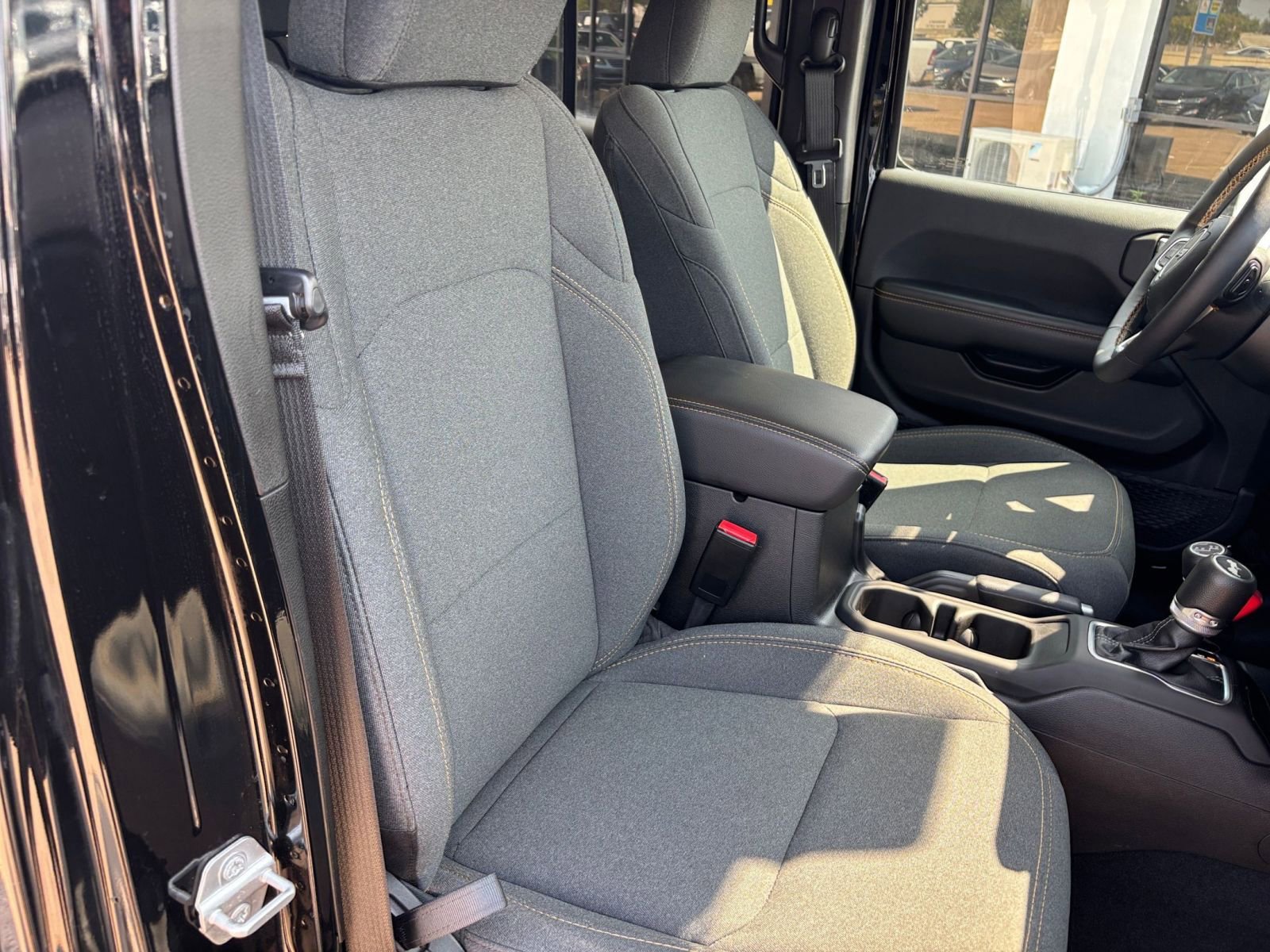 Used 2025 Jeep Wrangler Sahara image 34