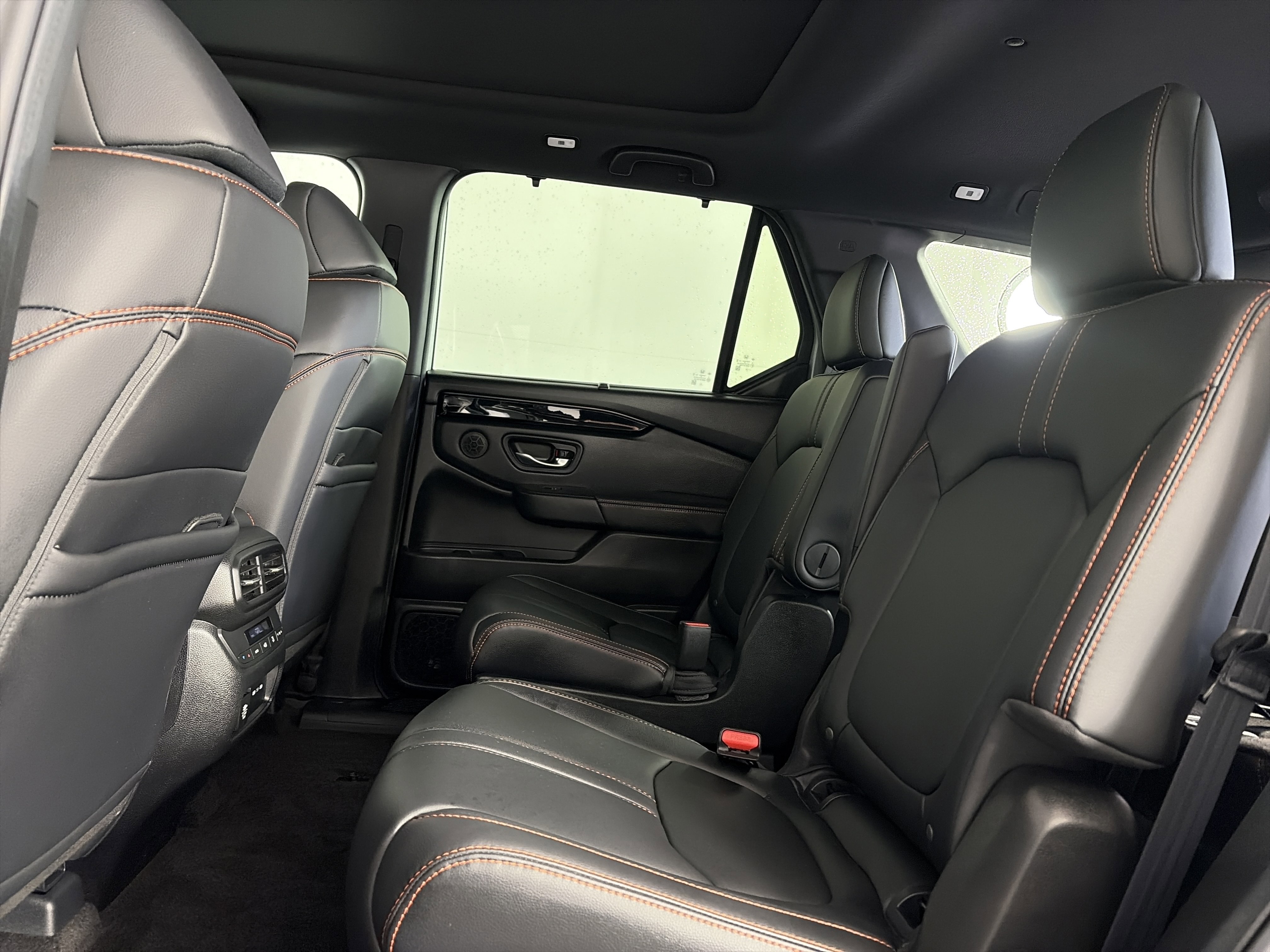 Used 2025 Honda Pilot TrailSport image 9