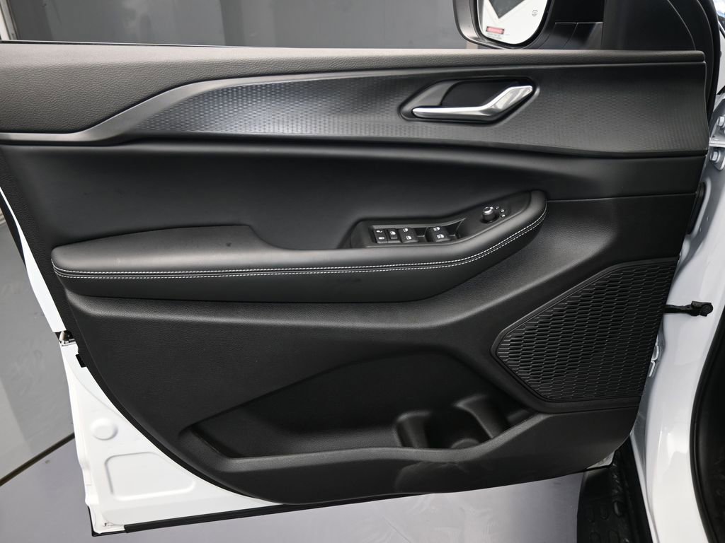 Used 2025 Jeep Grand Cherokee Laredo image 12