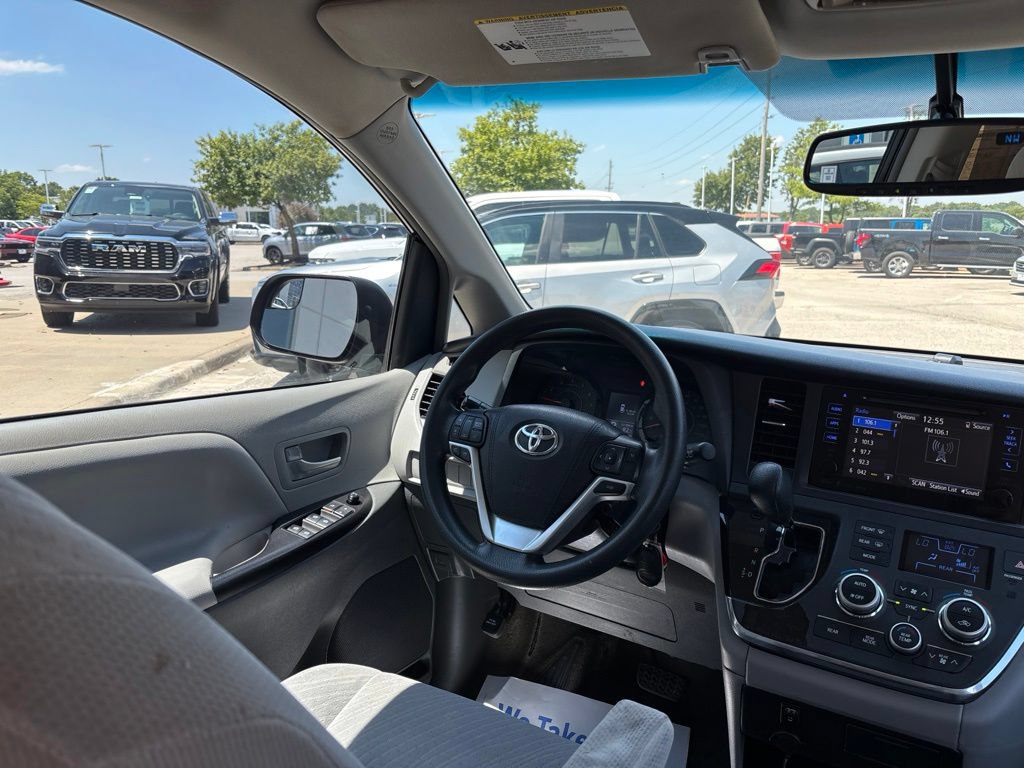 Used 2017 Toyota Sienna LE FWD image 52