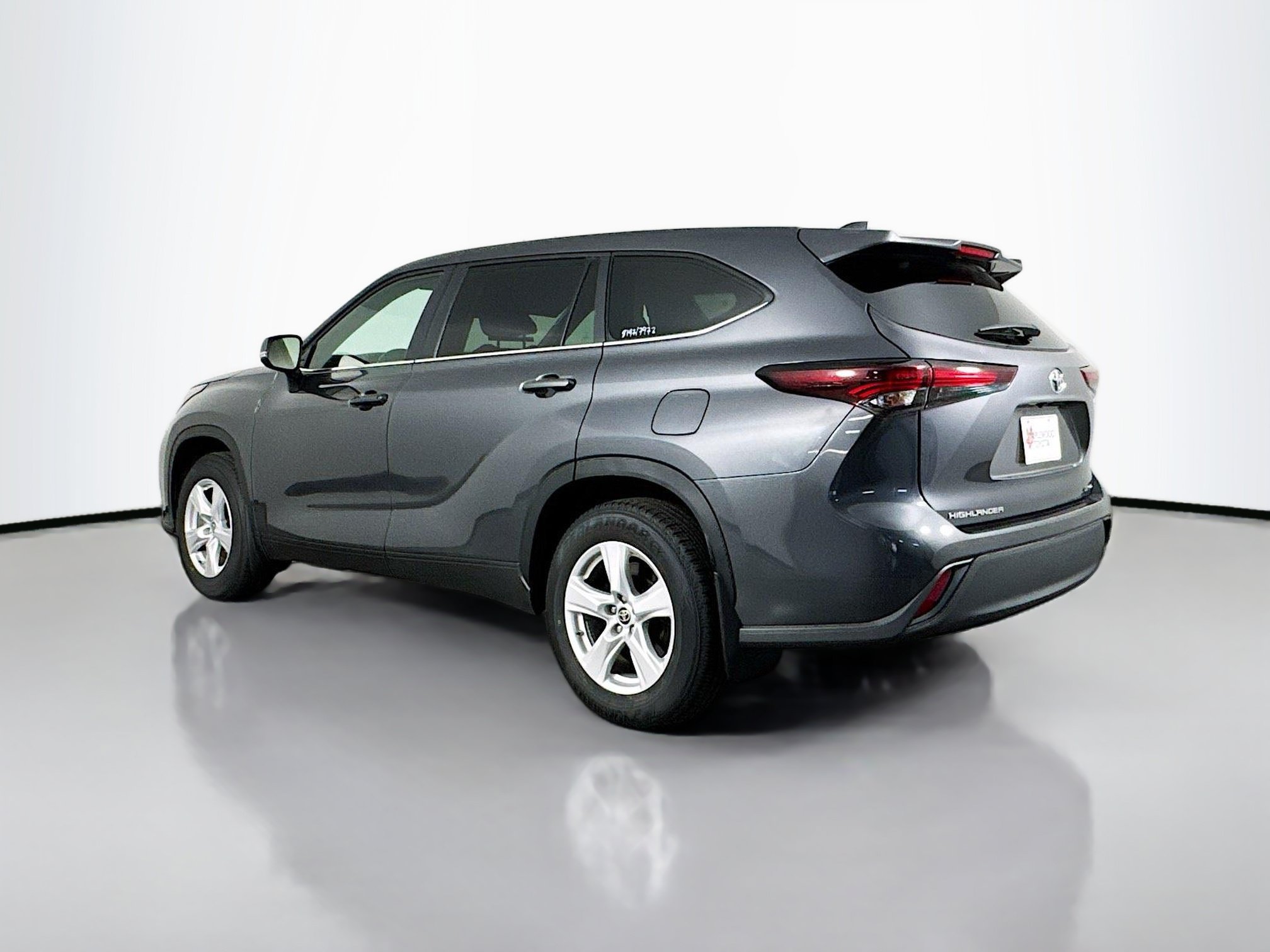 Used 2025 Toyota Highlander LE AWD/4WD image 5