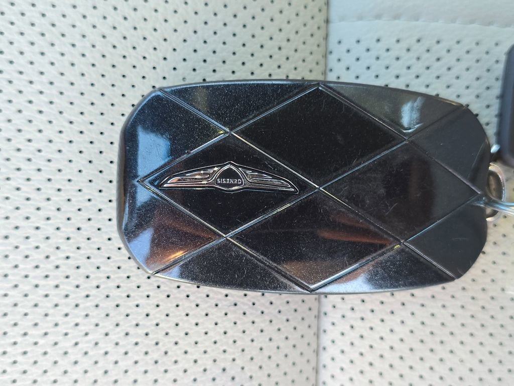 Used 2025 Genesis G70 2.5T image 35