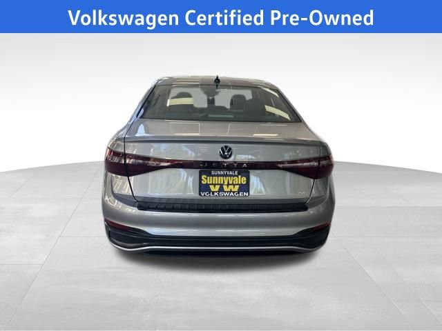 Certified 2025 Volkswagen Jetta SE w/ Sunroof Package image 5