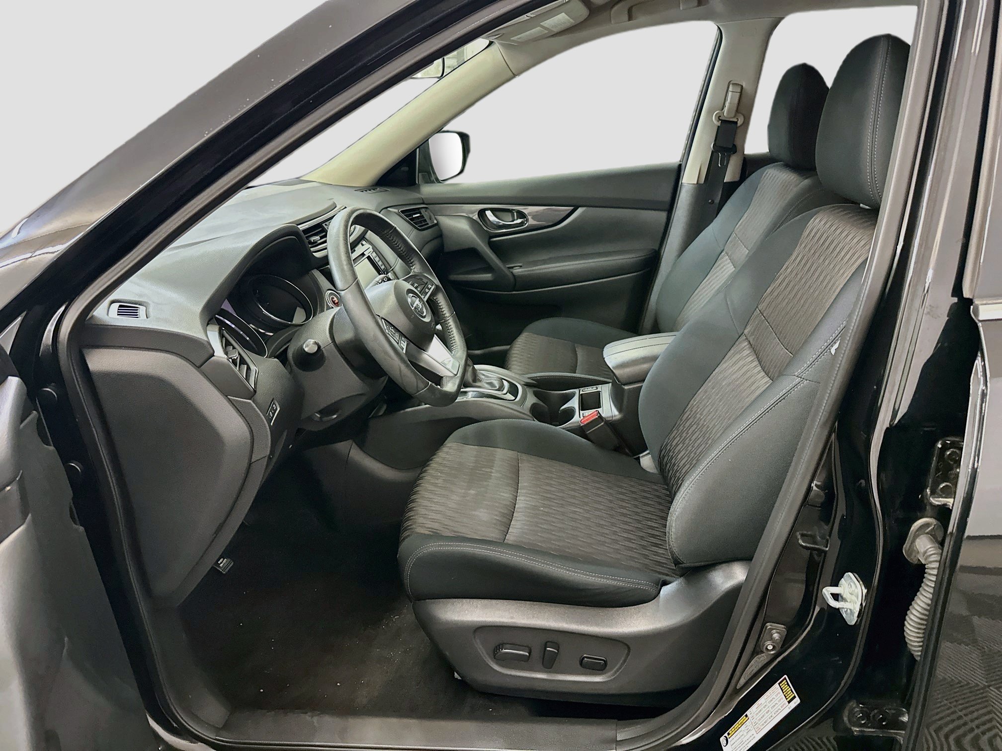 Used 2018 Nissan Rogue SV AWD/4WD image 13