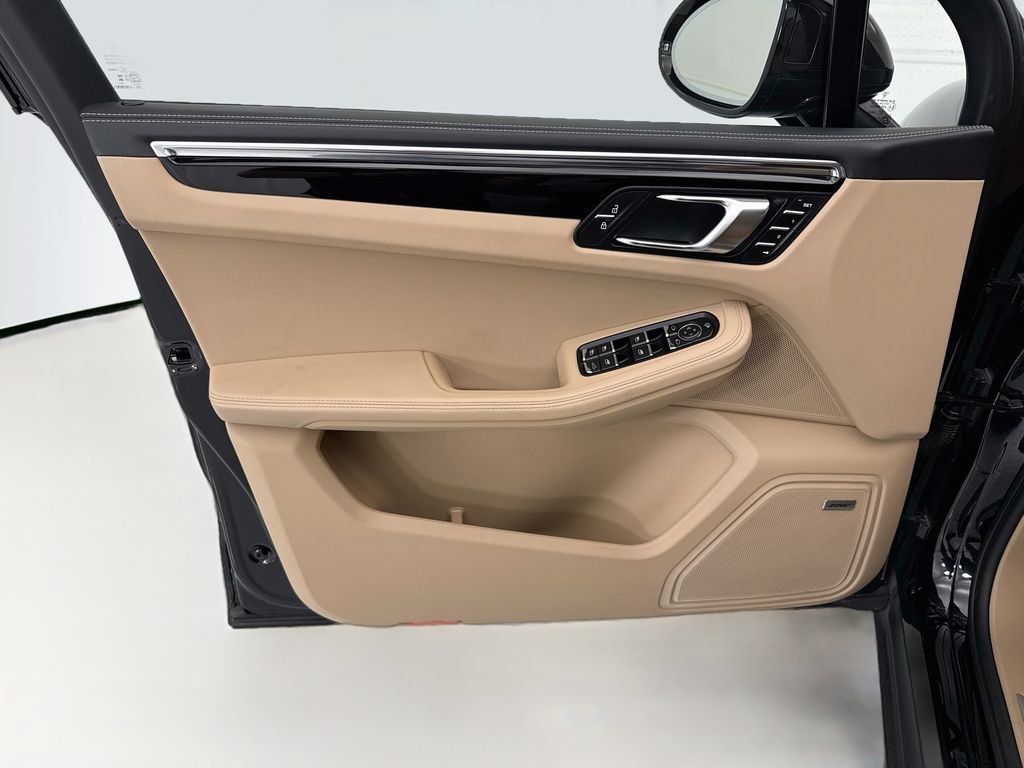 Certified 2025 Porsche Macan S AWD/4WD image 24