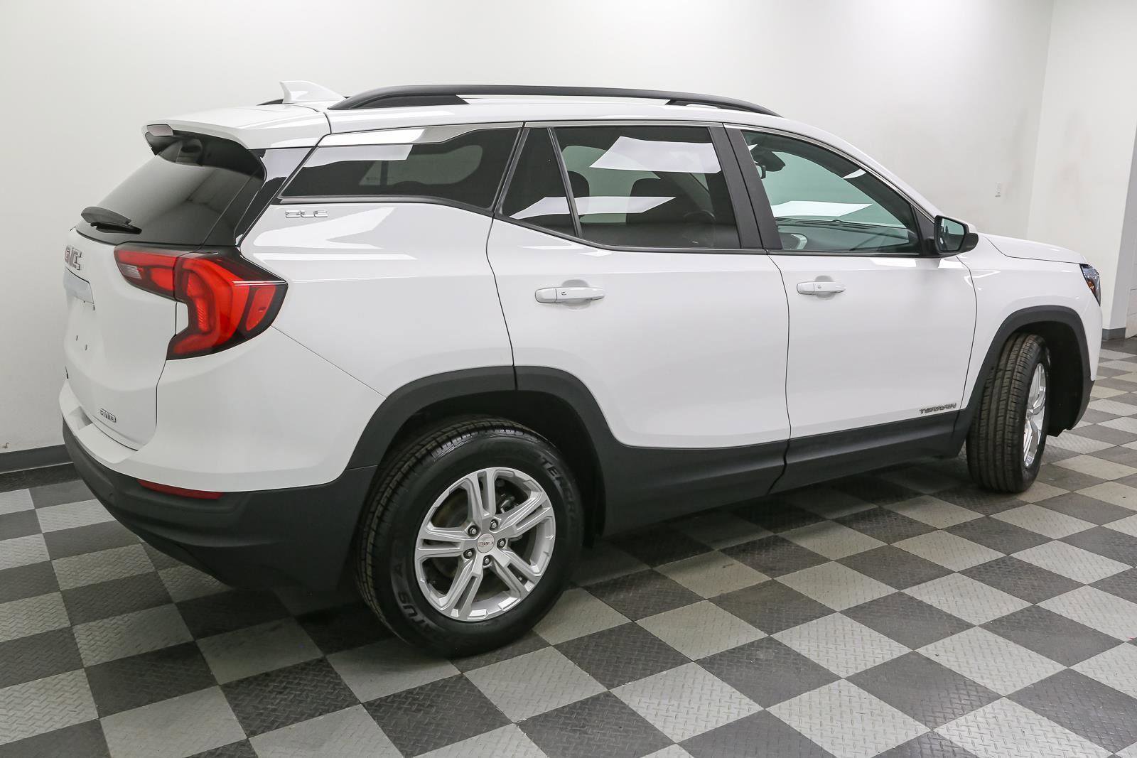 Used 2021 GMC Terrain SLE w/ Driver Convenience Package image 11