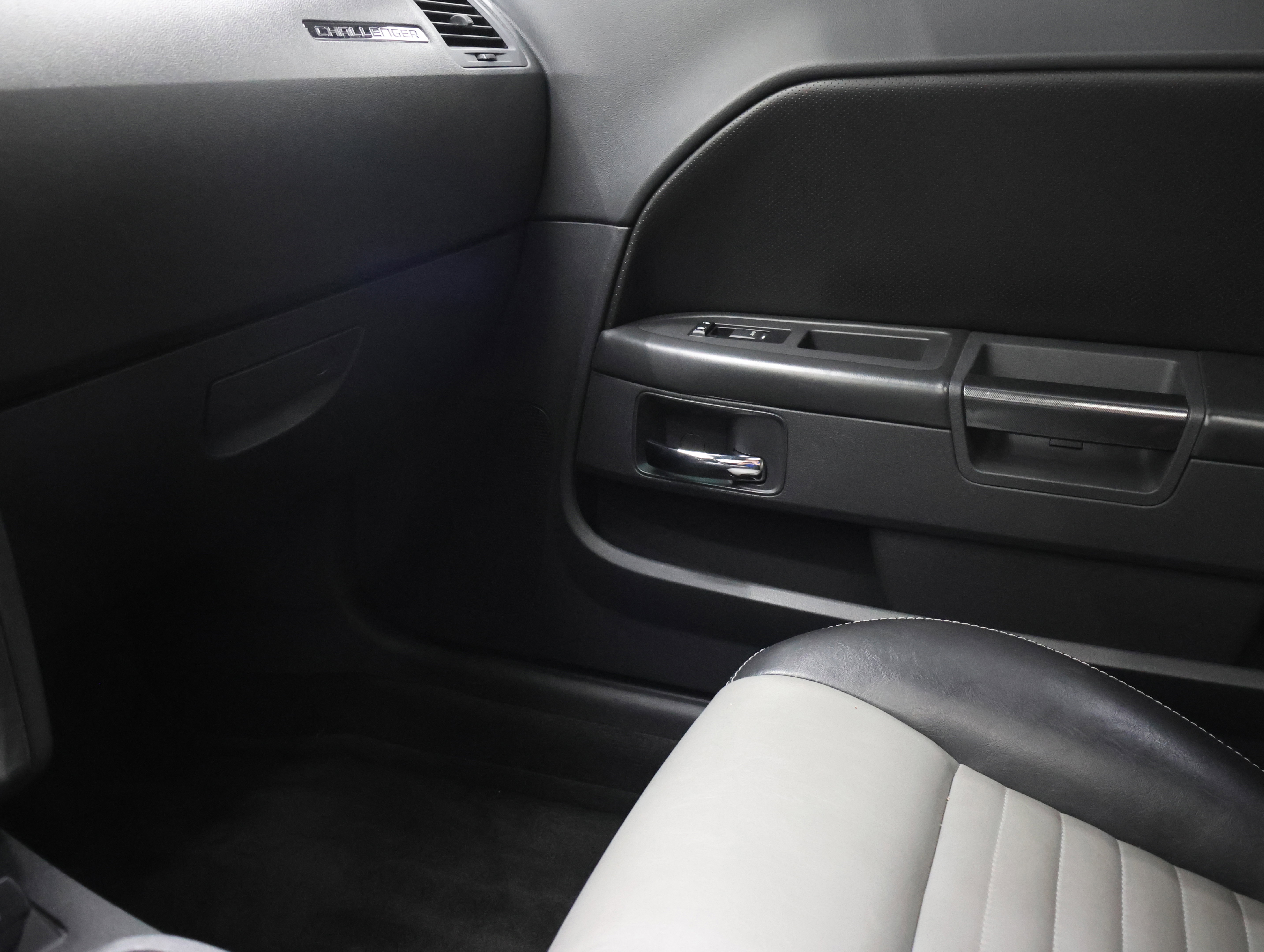 Used 2009 Dodge Challenger R/T image 14