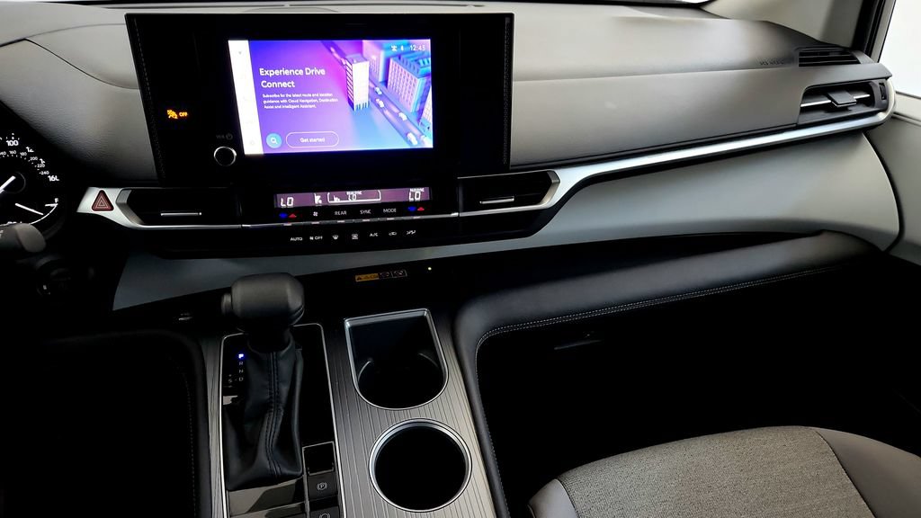 Certified 2025 Toyota Sienna LE AWD/4WD image 31