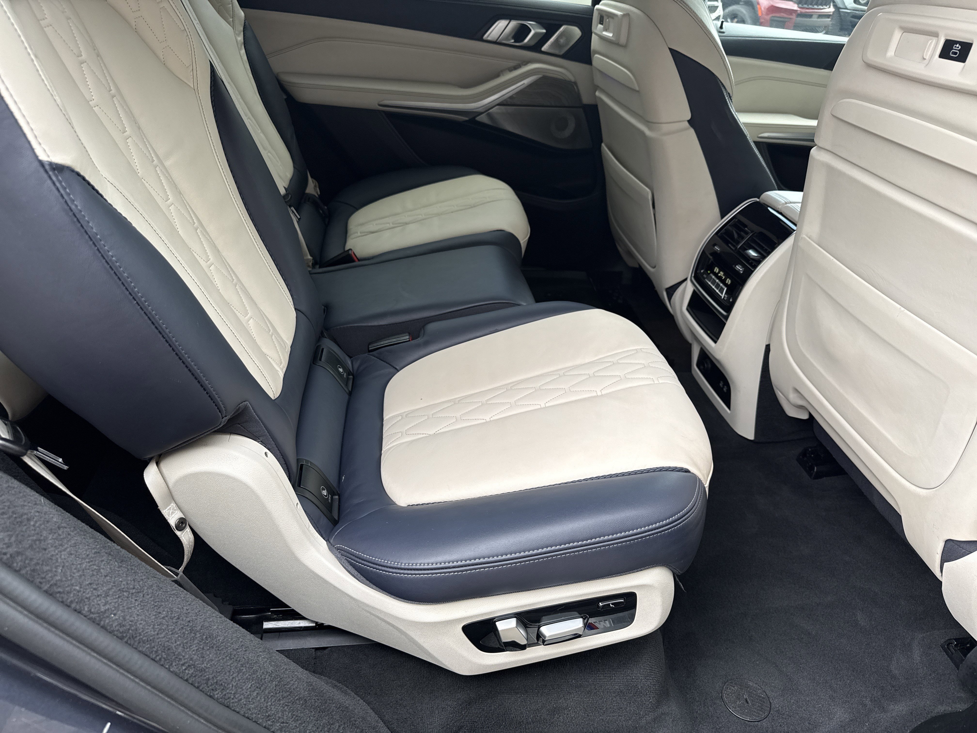 Used 2021 BMW X7 M50i w/ Dynamic Handling Package image 15