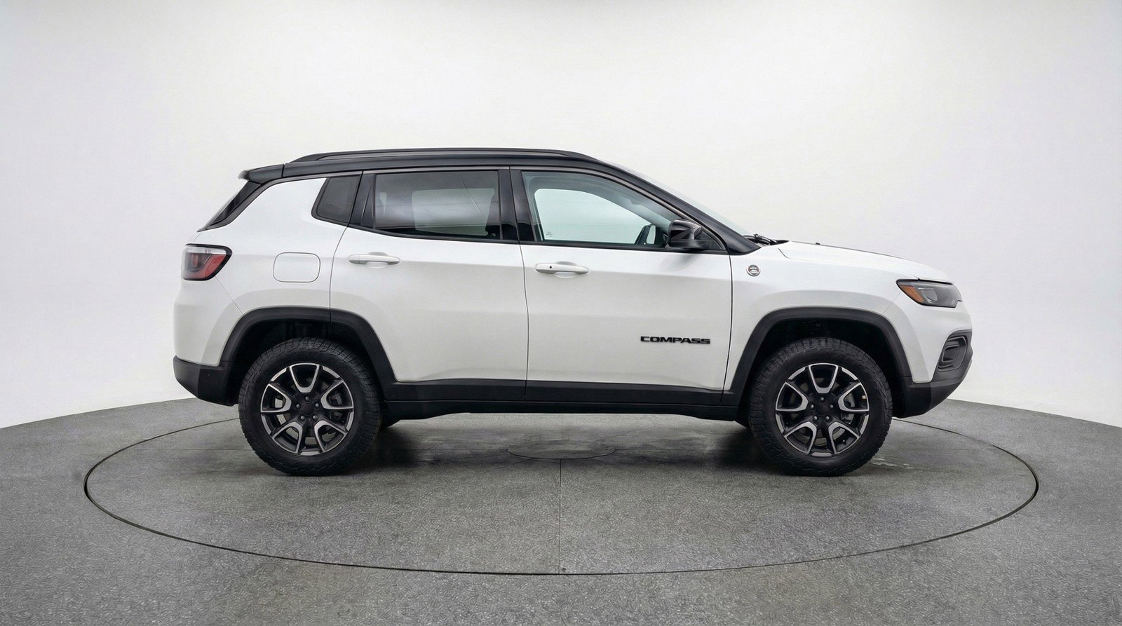 Used 2025 Jeep Compass Trailhawk AWD/4WD image 11