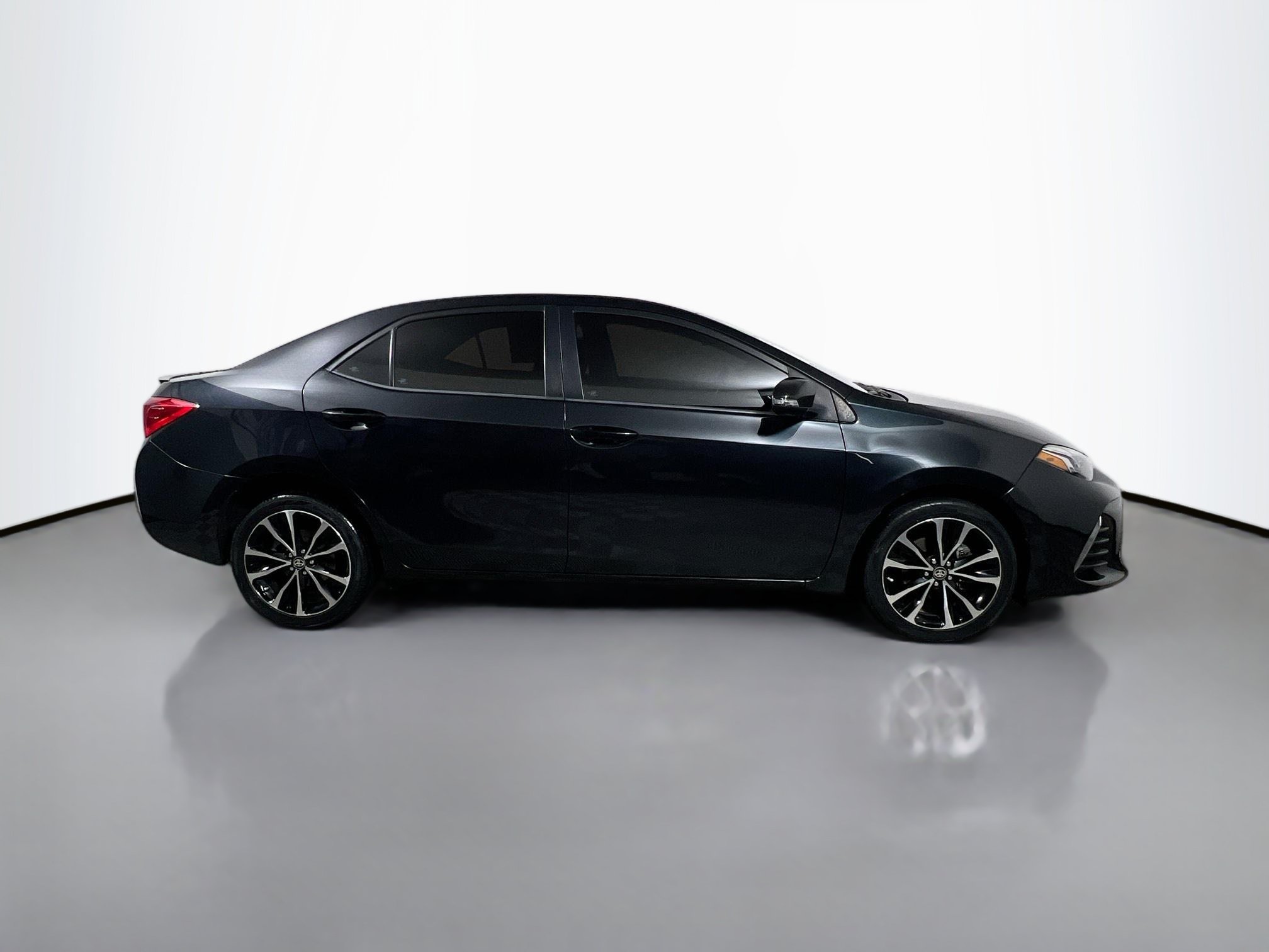 Used 2019 Toyota Corolla SE w/ SE Premium Package FWD image 3